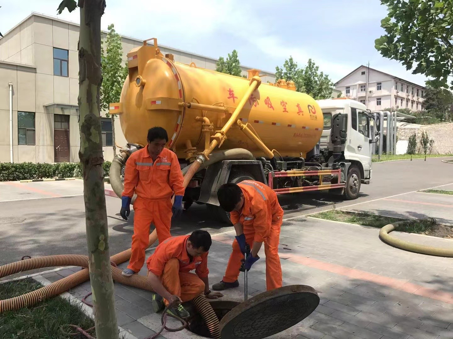 普兰店化粪池清理与5-8吨吸粪车施工效率分析